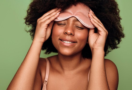 Silk sleep masks are better for your skin and lashes in the fall