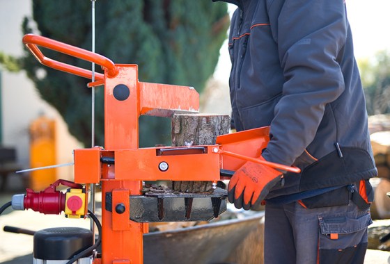 How to use a log splitter