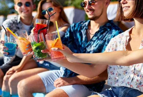 What to wear to a pool party