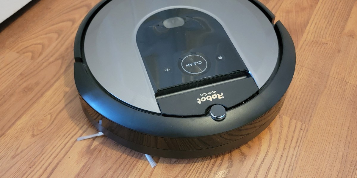 Roomba i8+ on hardwood floor Roomba i8+ on hardwood floor