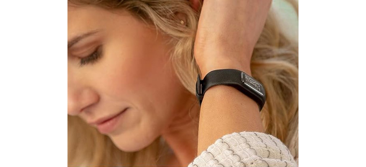 Woman wearing Garmin vivosmart 4