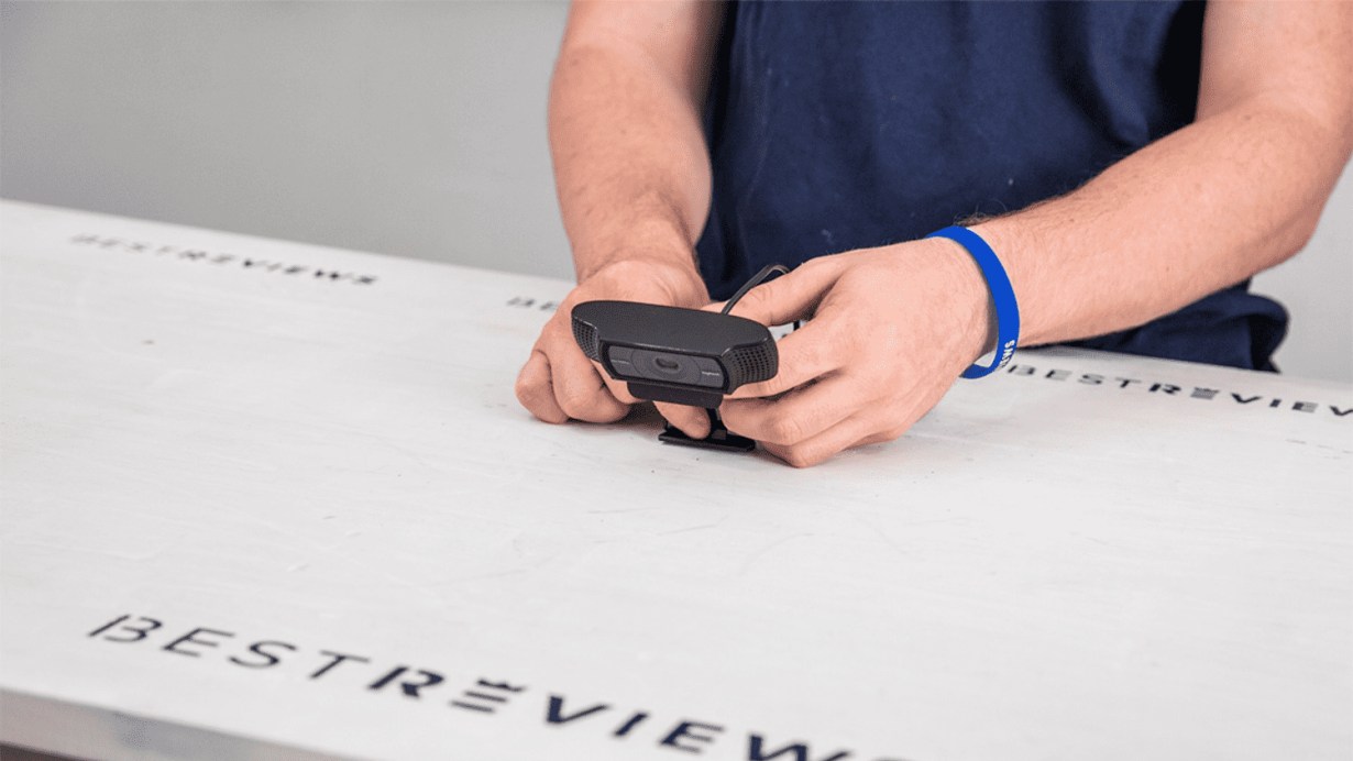 Holding logitech Brio 4K Webcam  Holding logitech Brio 4K Webcam