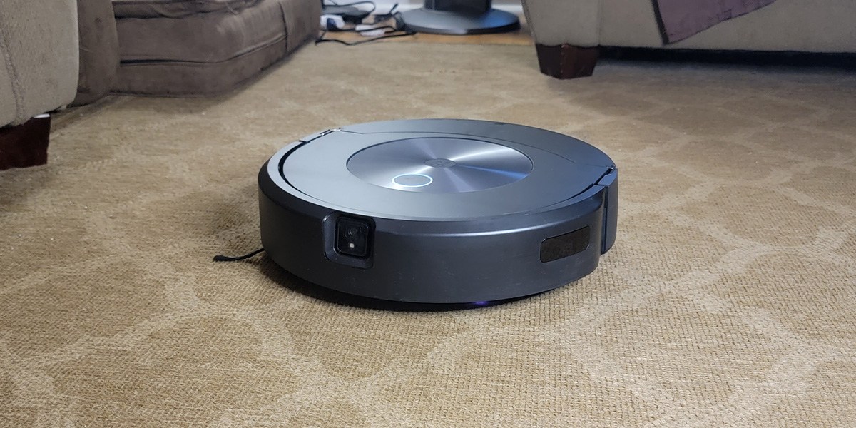 Roomba Combo j7+ on beige carpet Roomba Combo j7+ on beige carpet