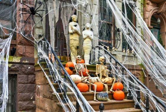 Best outdoor Halloween decorations for city dwellers