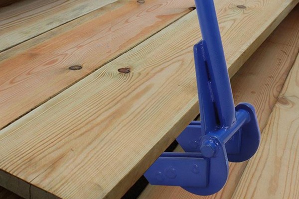 How does a pallet buster work?