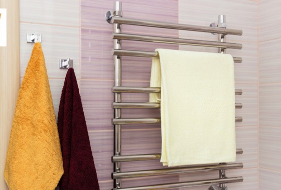 Electric towel warmer vs. hydronic towel warmer