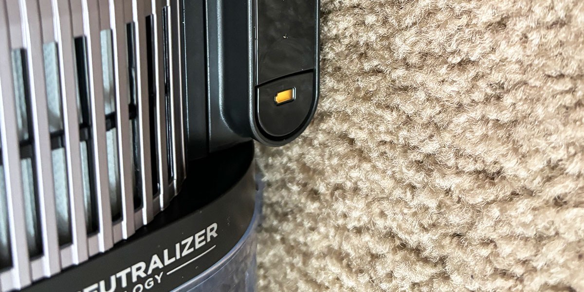 Closeup image Shark Vertex Cordless battery charging indicator