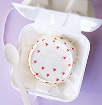 a box to carry cake or pie